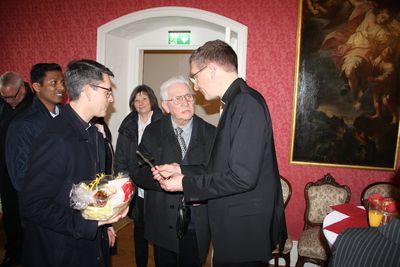 Foto: Bischof Dr. Gerber (rechts) mit Reinhold Busold (Mitte) und Dechant Markus Blümel (links)
